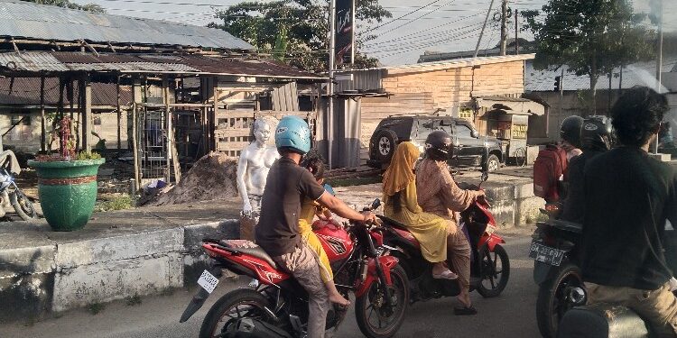 FOTO: AGUS/MATAKALTENG - Manusia silver saat berada di perempatan lampu Terowongan Nur Mentaya.
