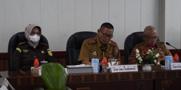 FOTO: MATAKALTENG - Staf Ahli Gubernur Kalteng Bidang Ekonomi, Keuangan, dan Pembangunan Yuas Elko saat menghadiri secara virtual Rapat Koordinasi Inflasi bersama Menteri Dalam Negeri RI.
