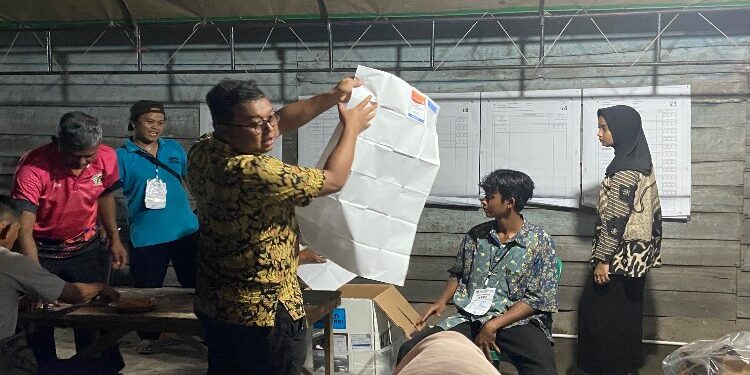 FOTO: DIAN/MATA KALTENG - Penghitungan suara di salah satu TPS yang ada di Kotim.