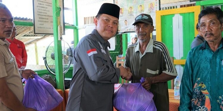 FOTO: IST/MATAKALTENG - Pj Bupati Barsel, Deddy Winarwan, saat memberikan sembako kepada masayarakat di Desa Kayumban secara simbolis.