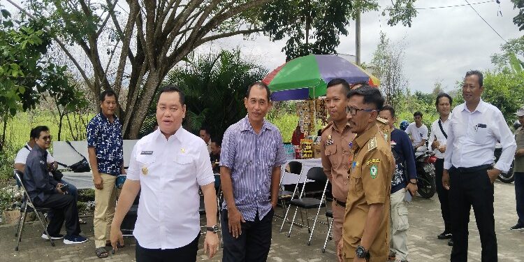 FOTO: AGUS/MATA KALTENG - Bupati Kotim usai memantau rekapitulasi di Kecamatan MB Ketapang. Senin, 19 Februari 2024.
