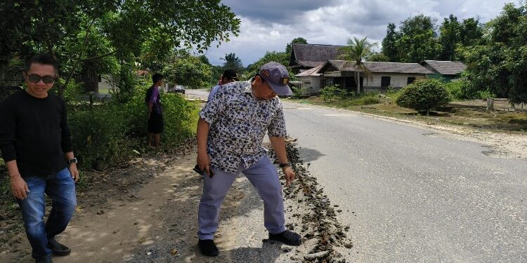 FOTO: AKH/MATAKALTENG - Pj Bupati Sukamara Kaspinor saat meninjau jalan veteran Desa Kartamulya.