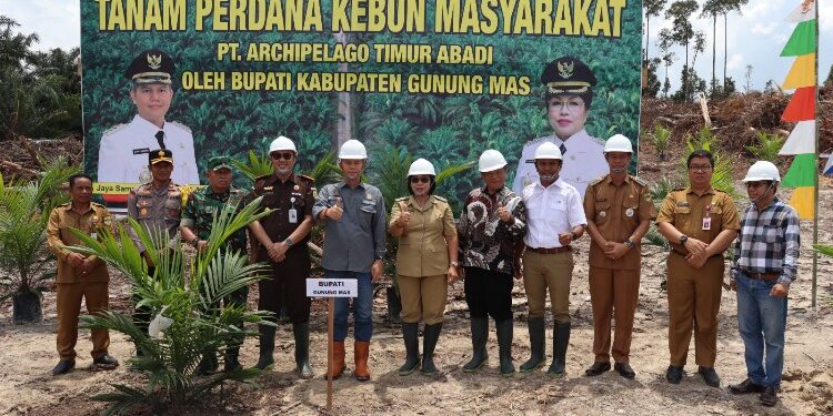 FOTO : DISKOMINFO SANTIK/MATA KALTENG -  Bupati Gumas Jaya S Monong, Wakil Bupati Efrensia LP Umbing dan forkopimda, berfoto bersama usai melakukan tanam perdana di lahan kebun plasma masyarakat dan penyerahan SK petani peserta kebun plasma yang bermitra dengan PT ATA, Senin, 19 Februari 2024.