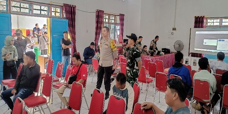 FOTO : HUMAS POLRES GUMAS/MATA KALTENG - Kapolres Gumas AKBP Theodorus Priyo Santosa bersama anggota TNI ketika meninjau rapat pleno rekapitulasi hasil penghitungan perolehan suara pada pemilu tahun 2024 di tingkat PPK Kecamatan Kurun, pekan lalu.