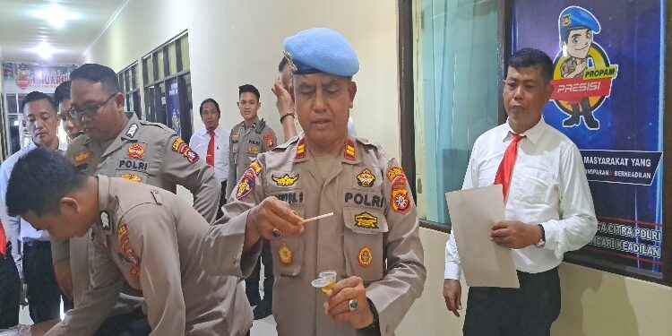 FOTO: MATAKALTENG - Polres Barsel saat menggelar tes urine.