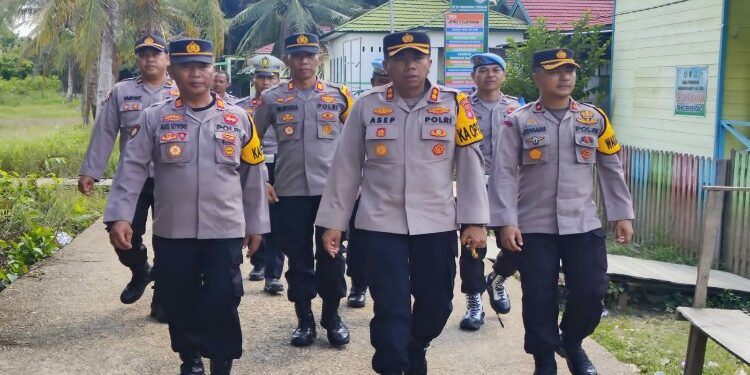 FOTO: MATAKALTENG - Kapolres Barsel AKBP Asep Bangbang Saputra saat berada di Kecamatan Dusut.