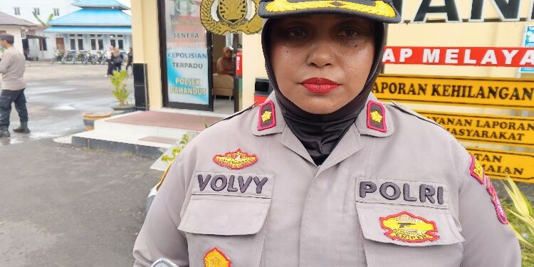 FOTO: MATAKALTENG - Kapolsek Pahandut, Kompol Volvy Apriana saat diwawancarai awak media beberapa waktu lalu.