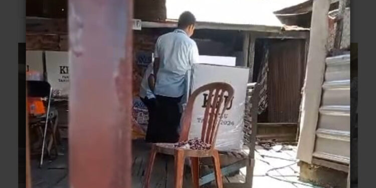 FOTO: IST/MATA KALTENG - Tangkapan layar video petugas TPS 10 Baamang Hilir saat memasukkan surat suara dari kantong keresek.