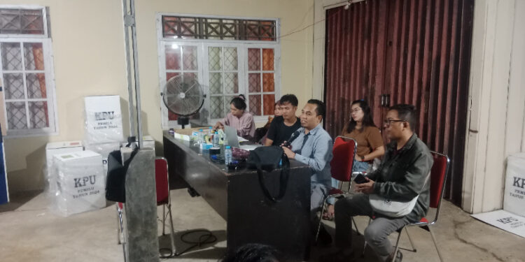 FOTO: IST/MATA KALTENG - Rekapitulasi penghitungan suara di tingkat kecamatan pada kecamatan Cempaga Hulu.