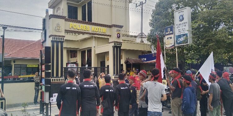 FOTO: AGUS/MATA KALTENG - Ormas Adat Fordayak saat menggelar aksi damai di Mapolres Kotim beberapa waktu lalu.