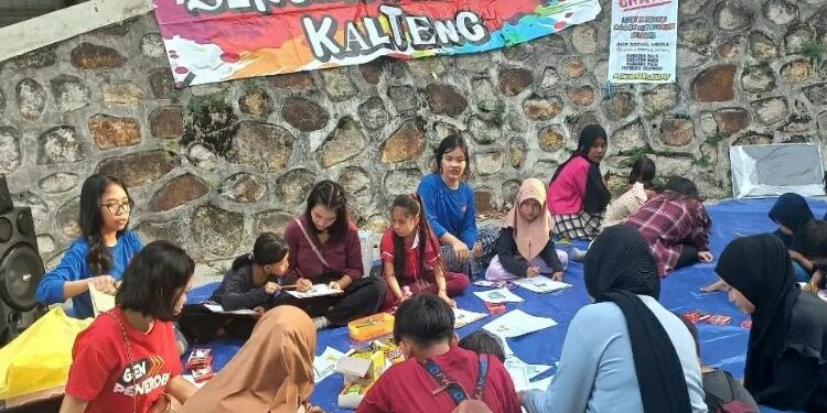 FOTO: MATAKALTENG - Sekolah Rakyat melaksanakan kegiatan belajar gratis untuk anak-anak yang ada di Taman Bawah Jembatan Kahayan, Kota Palangka Raya.