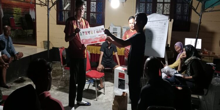 FOTO: IST/MATA KALTENG - Rekapitulasi penghitungan suara di Kecamatan Seranau.