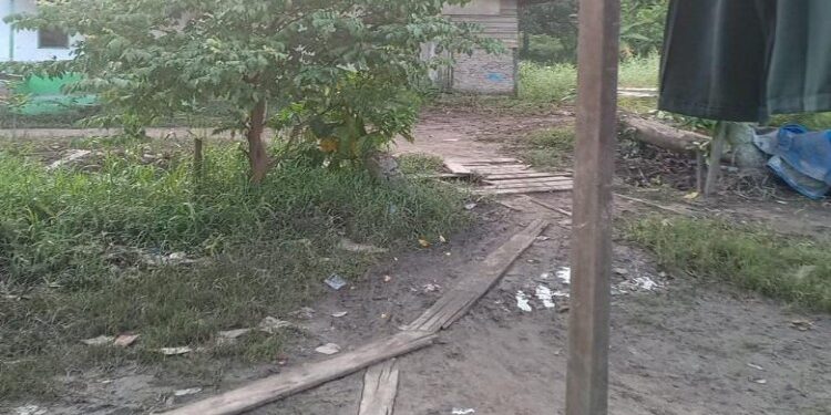 FOTO: IST/MATA KALTENG - Jalan kabur pencuri di depan rumah korban di Jalan Teratai IV.