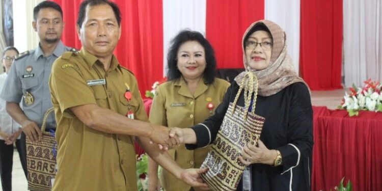 FOTO: MATAKALTENG - Asisten Administrasi Umum Setda Barsel Mirwansyah menyerahkan Cindera Mata Kepada perwakilan UMKM.