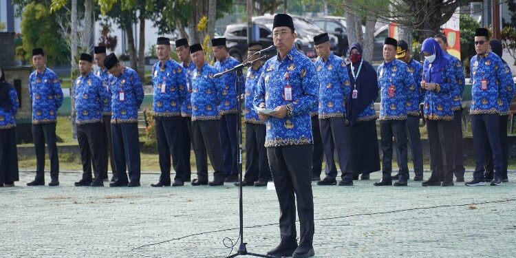 FOTO: AKH/MATAKALTENG - Pj Bupati Sukamara Kaspinor saat apel gabungan seluruh ASN di Pemkab Sukamara.