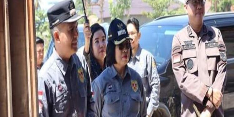 FOTO : DISKOMINFO SANTIK/MATA KALTENG - Bupati Gumas Jaya S Monong didampingi Wakil Bupati Efrensia LP Umbing dan forkopimda berbincang dengan warga, saat meninjau TPS, pekan lalu.