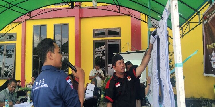 FOTO: AGUS/MATA KALTENG - Proses rekapitulasi di Kecamatan MB Ketapang. Selasa, 20 Februari 2024.