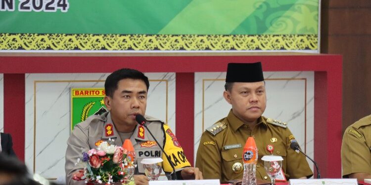 FOTO: MATAKALTENG - Kapolres Barsel, AKBP Asep Bangbang Saputra bersama Pj Bupati Barsel Deddy Winarwan saat menghadiri rakor bulanan di aula setda barsel.