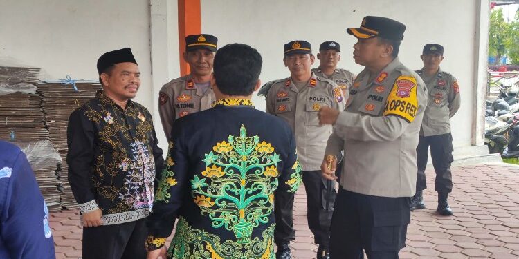 FOTO: MATAKALTENG - Kapolres Barsel, AKBP Asep Bangbang Saputra saat tiba di aula kantor Kecamatan Dusun Selatan.