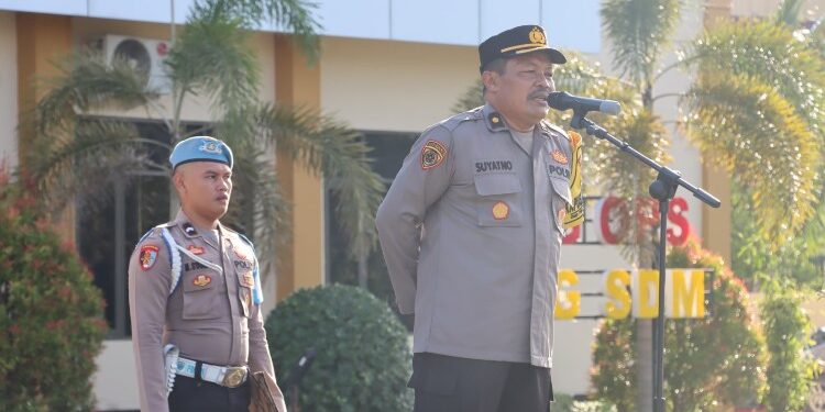 FOTO: RZL/MATAKALTENG - Kabag SDM Polresta Palangka Raya, Kompol Suyatno, saat memberikan arahan kepada personel.