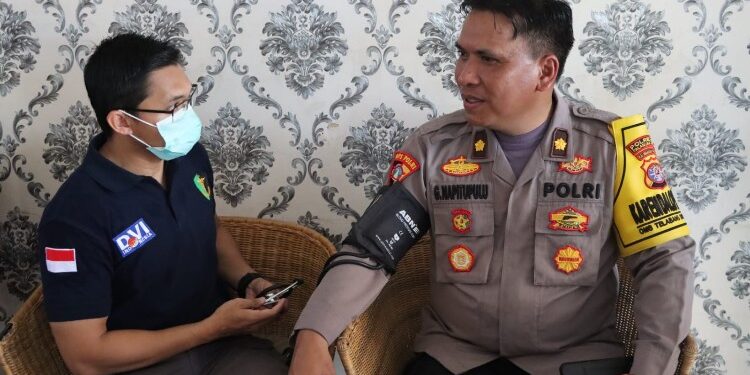 FOTO: RZL/MATAKALTENG - Kabagops Polresta Palangka Raya, Kompol Ganda B Napitupulu, pada saat dilakukan pemeriksaan kesehatan.