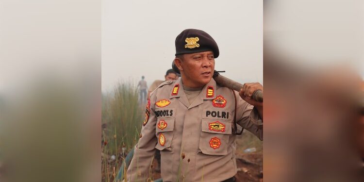 FOTO: DOK/MATAKALTENG - AKP Gatoot Sisworo, pada saat melakukan penanganan Karhutla.