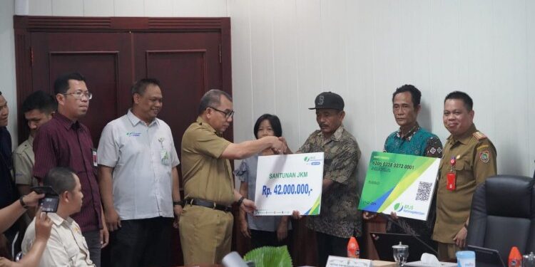 FOTO: MATAKALTENG - Penyerahan Bantuan JKM secara simbolis.