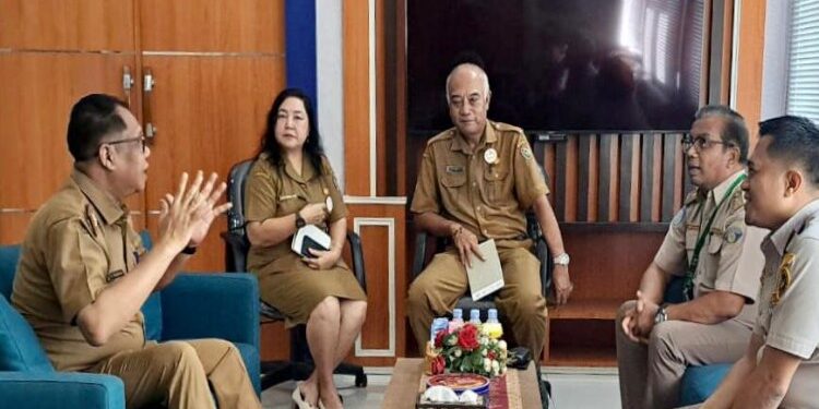 FOTO: MATAKALTENG - Kepala Dislutkan Darliansjah menerima kunjungan Kepala BKHIT Kalteng Ahmad Mansuri Alfian dan rombongan.