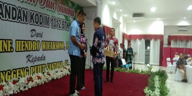 FOTO: MATAKALTENG - Pj Bupati Barsel, H. Deddy Winarwan, Saat Menyerahkan Cindera Mata Kepada Letkol Inf Hendro Wicaksono dan Isteri.