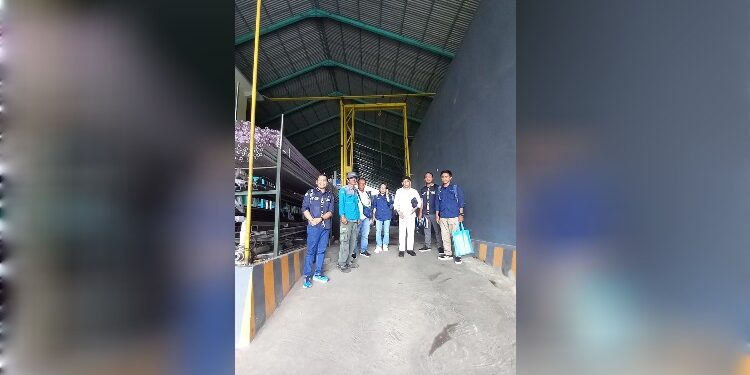 FOTO: IST/MATAKALTENG - Kepala Dinas Perikanan Kotim Ahmad Sarwo Oboi saat berada di pabrik pembuatan mesin es balok di Kota Malang, baru-baru tadi.