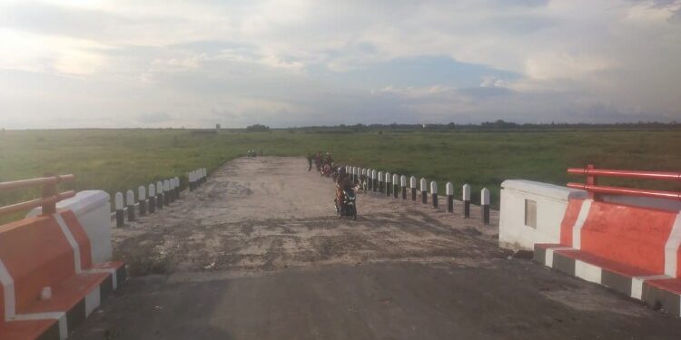 FOTO: AKH/MATAKALTENG - Jembatan Jelai yang telah rampung namun masih belum fungsional.