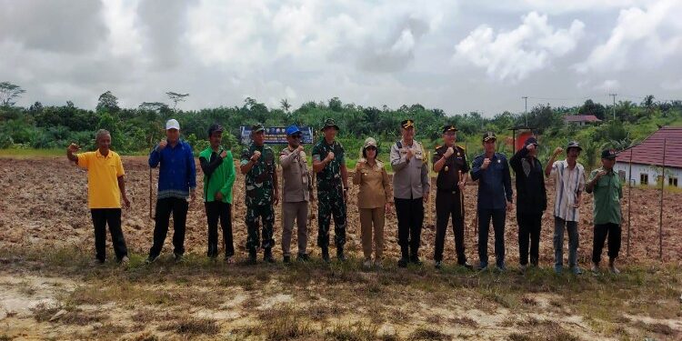 FOTO : DISKOMINFO SANTIK/MATA KALTENG - Wakil Bupati Gumas Efrensia LP Umbing, Dandim 1016/Plk Kolonel Czi Wiwid Wahyu Hidayat, Kapolres AKBP Theodorus Priyo Santosa, dan Kajari Sahroni, berfoto dengan masyarakat Desa Bangun Sari, Kecamatan Manuhing, Selasa, 20 Februari 2024.
