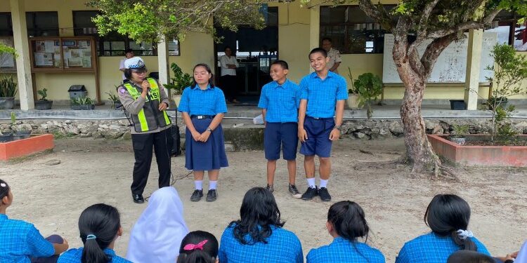 FOTO: MATAKALTENG - Anggota Satlantas Polres Barsel saat memberikan penyuluhan.