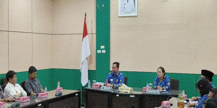 FOTO : MATAKALTENG - Pj Bupati Katingan Saiful didampingi Asisten III Setda Kabupaten Katingan Evie Silvia Baboe, saat audiensi dengan pimpinan media.