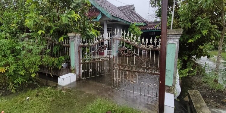 FOTO: MATAKALTENG - Kondisi banjir di rumah Surya Mikel, di Jalan Panglima Tampei II.