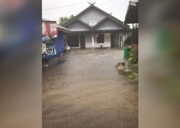 FOTO: MATAKALTENG - Kondisi rumah warga di Jalan Pangeran Samudera, yang tergenang air.