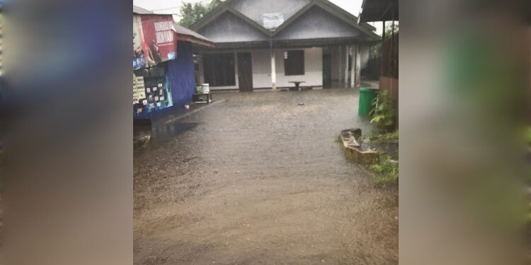 FOTO: MATAKALTENG - Kondisi rumah warga di Jalan Pangeran Samudera, yang tergenang air.
