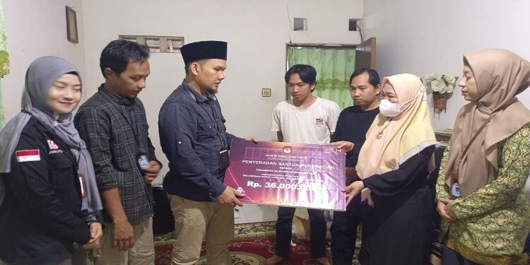 FOTO: MATAKALTENG - Penyerahan santunan oleh Ketua KPU Palangka Raya, Joko Anggoro, kepada keluarga korban anggota KPPS.