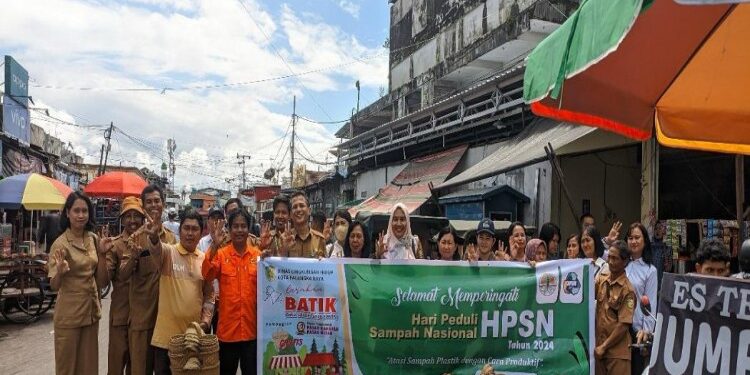 FOTO: MATAKALTENG - Dinas DLH saat membagikan bakul purun sebagai alternatif pengganti kantong belanjaan yang ramah lingkungan.