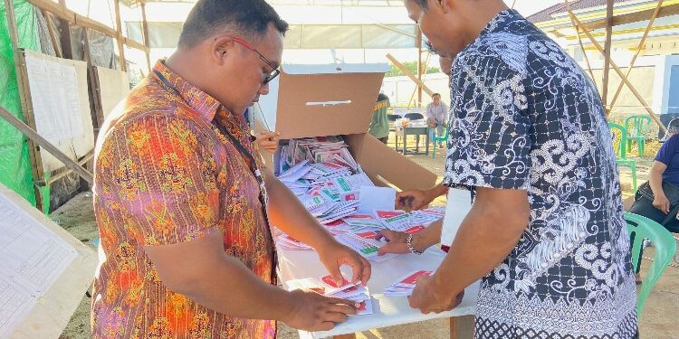 FOTO: DIAN/MATA KALTENG - Penghitungan suara di salah satu TPS Dapil II, Kotim.