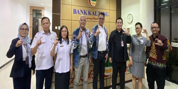 FOTO: MATAKALTENG - Kepala Dislutkan Kalteng H. Darliansjah bersama Plt. Dirut PT. Bank Kalteng Marzuki.