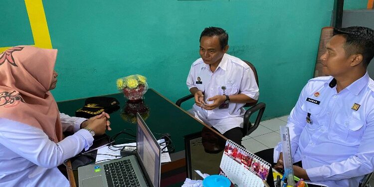 FOTO: IST/MATA KALTENG - Dinas Perikanan saat melakukan koordinasi dengan pihak Lapas Sampit.