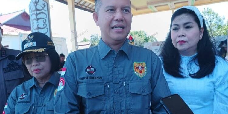 FOTO : DISKOMINFO SANTIK/MATA KALTENG - Bupati Gumas Jaya S Monong didampingi Wakil Bupati Efrensia LP Umbing dan Ketua TP-PKK Mimie Mariatie Jaya S Monong diwawancarai awak media.