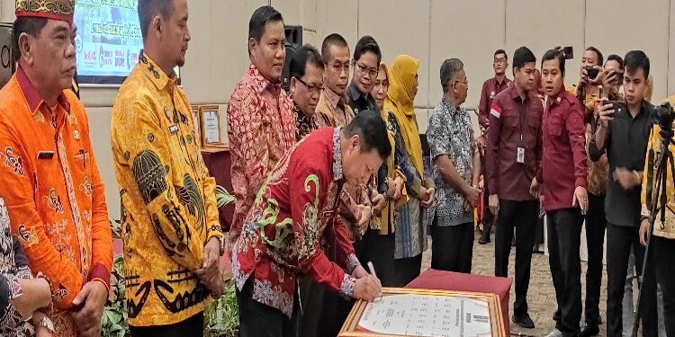 FOTO: MATAKALTENG - Penandatangan komitmen perwakilan kepala daerah di 14 kabupaten kota dalam rangka mendukung potensi kekayaan intelektual indikiasi geografis.