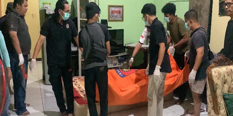 FOTO: MATAKALTENG - Tim ERP pada saat mengevakuasi jasad korban.