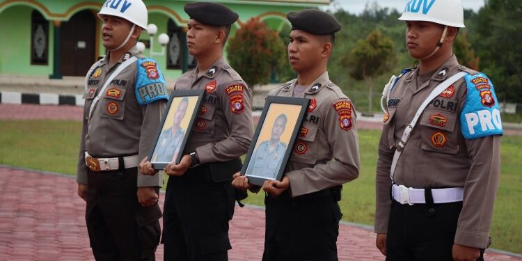 FOTO: HUMAS POLRES GUMAS/MATA KALTENG - Foto dua personel Polres Gumas yang di PTDH, Kamis, 22 Februari 2024.