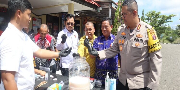 FOTO : HUMAS POLRES GUMAS/MATA KALTENG - Kapolres Gumas AKBP Theodorus Priyo Santosa didampingi Kasat Narkoba Iptu Abi Wahyu Prasetyo, perwakilan dari kejaksaan, serta dinas kesehatan, memusnahkan sabu dengan dilarutkan kedalam cairan pembersih, Jumat, 23 Februari 2024.