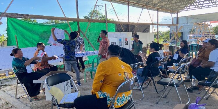 FOTO: DIAN/MATA KALTENG - Penghitungan suara di TPS yang ada di Kota Sampit.