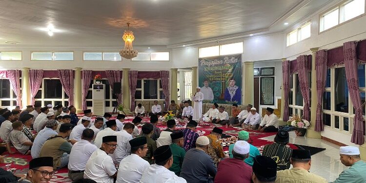 FOTO: AKH/MATAKALTENG - Ustadz Al Ghifari saat memberikan ceramah agama pada pengajian yang digelar oleh Pemkab Sukamara.