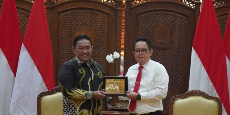 FOTO: MATAKALTENG - Wakil Gubernur Kalteng H. Edy Pratowo saat bertemu Pj. Gubernur Jawa Timur Adhy Karyono.